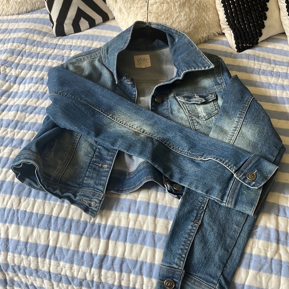Super cute and soft cropped Jean jacket - Picture 4 of 5
